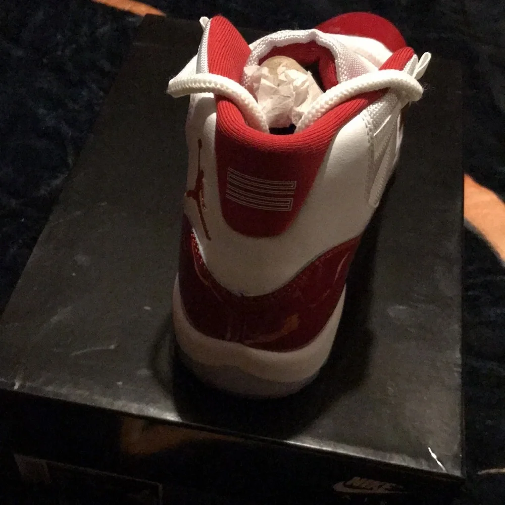 S🚫LD NIB MEN’S AIR JORDAN 11 CHERRY RED SIZE: 9 DROP DATE: 12/10/22 - Picture 4 of 15